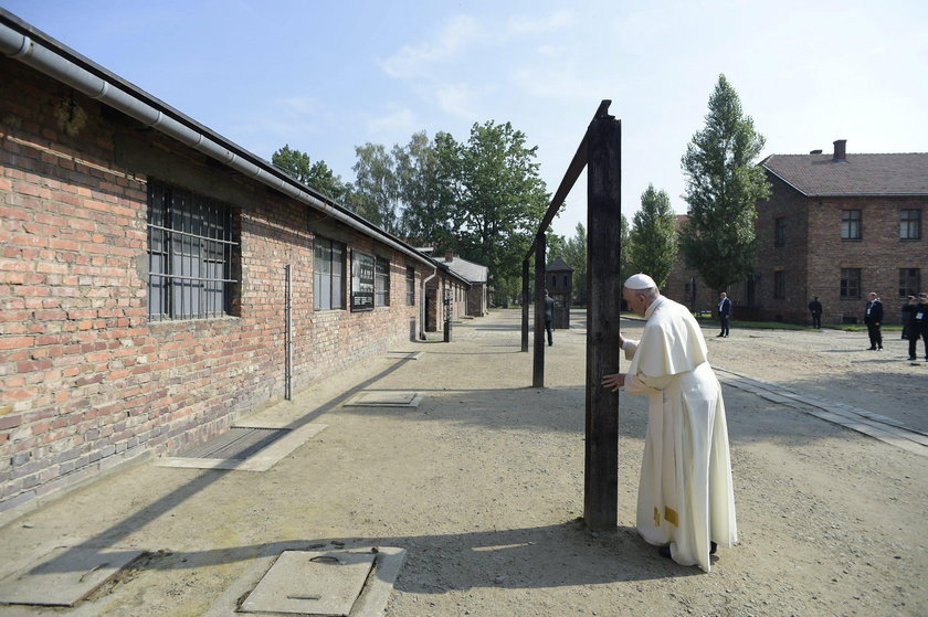 Wymowne milczenie Franciszka w Auschwitz