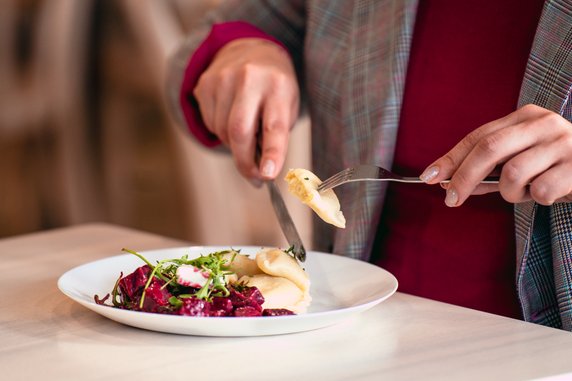 “Garmaż od Ukrainek” to wyjątkowa restauracja w Warszawie, która jest w pełni prowadzona przez uchodźczynie wojenne