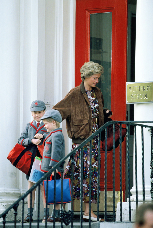 Królewski "pierwszy dzwonek", czyli Windsorowie idą do szkoły: książęta William i Harry