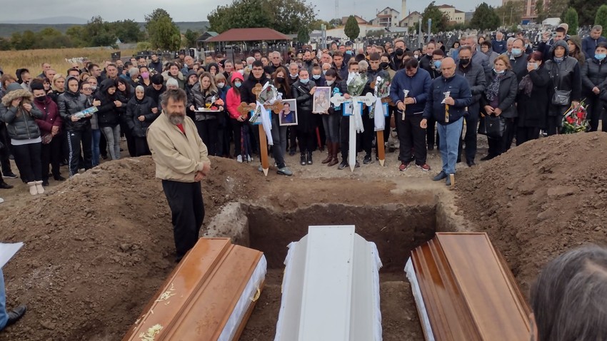 Sahrana ubijene porodice bila je izuzetno potresna, a Džonić i njegova supruga su joj prisustvovali, međutim Džonić se, iako je blizak rođak, sve vreme sklanjao po ćoškovima, jer je dobro znao da policija nadzire sahranu