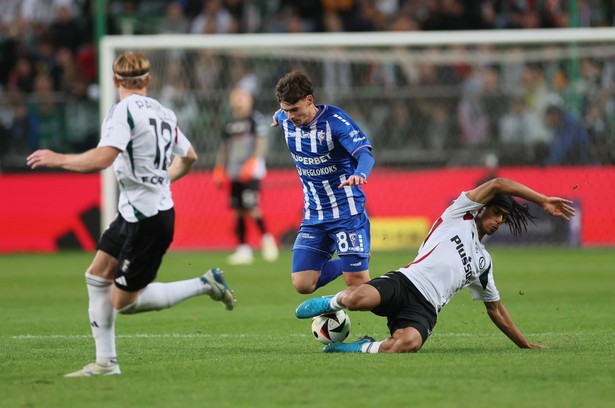 Zawodnik Legii Warszawa Maxi Oyedele (P) i Lukas Ambros (C) z Górnika Zabrze w meczu 10. kolejki piłkarskiej Ekstraklasy