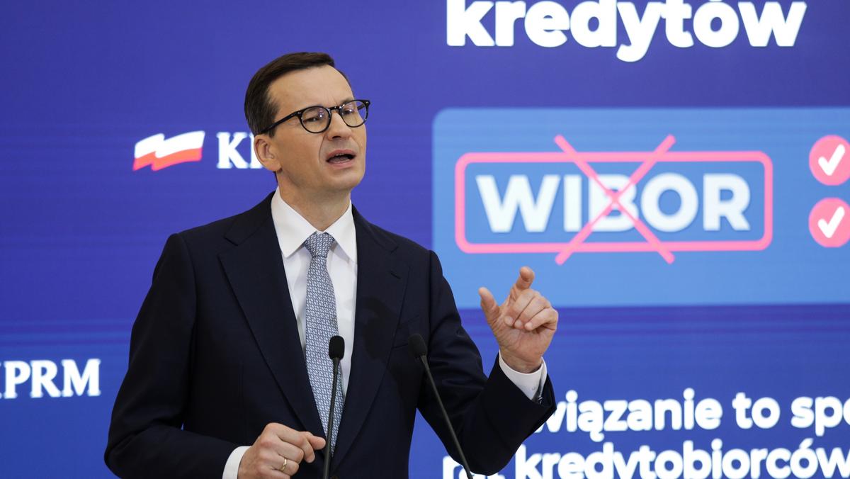 Premier Mateusz Morawiecki podczas konferencji dotyczącej tzw. putininflacji i pomocy dla kredytobiorców, Warszawa, 26 kwietnia 2022 r