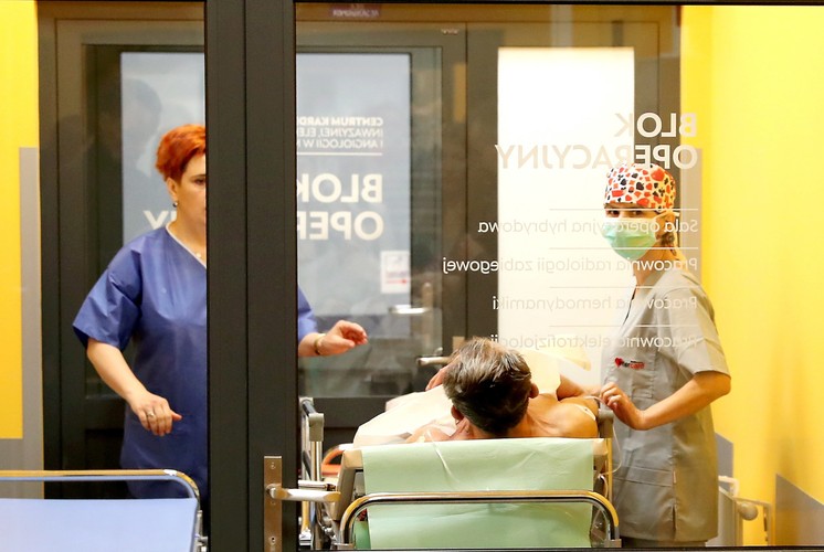 PROFESOR DARIUSZ DUDEK WSZCZEPIŁ NAJMNIEJSZY STYMULATOR SERCA