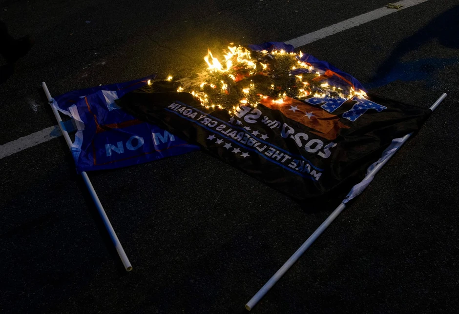 Zapaljena Trampova kampanjska zastava na antirasističkim protestima u novembru 2020.