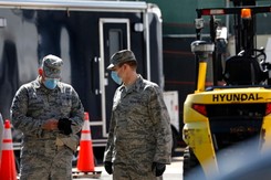 Jak się żyje z Covid-19 w USA. Pracownicy z objawami koronawirusa nadal chodzą do pracy