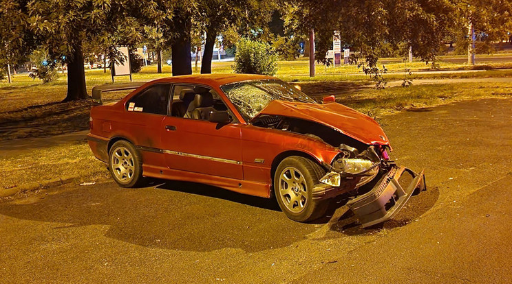 Nem vette figyelembe a lámpajelzést, autóbusznak csapódott egy BMW-s / Fotó: baleset-info.hu