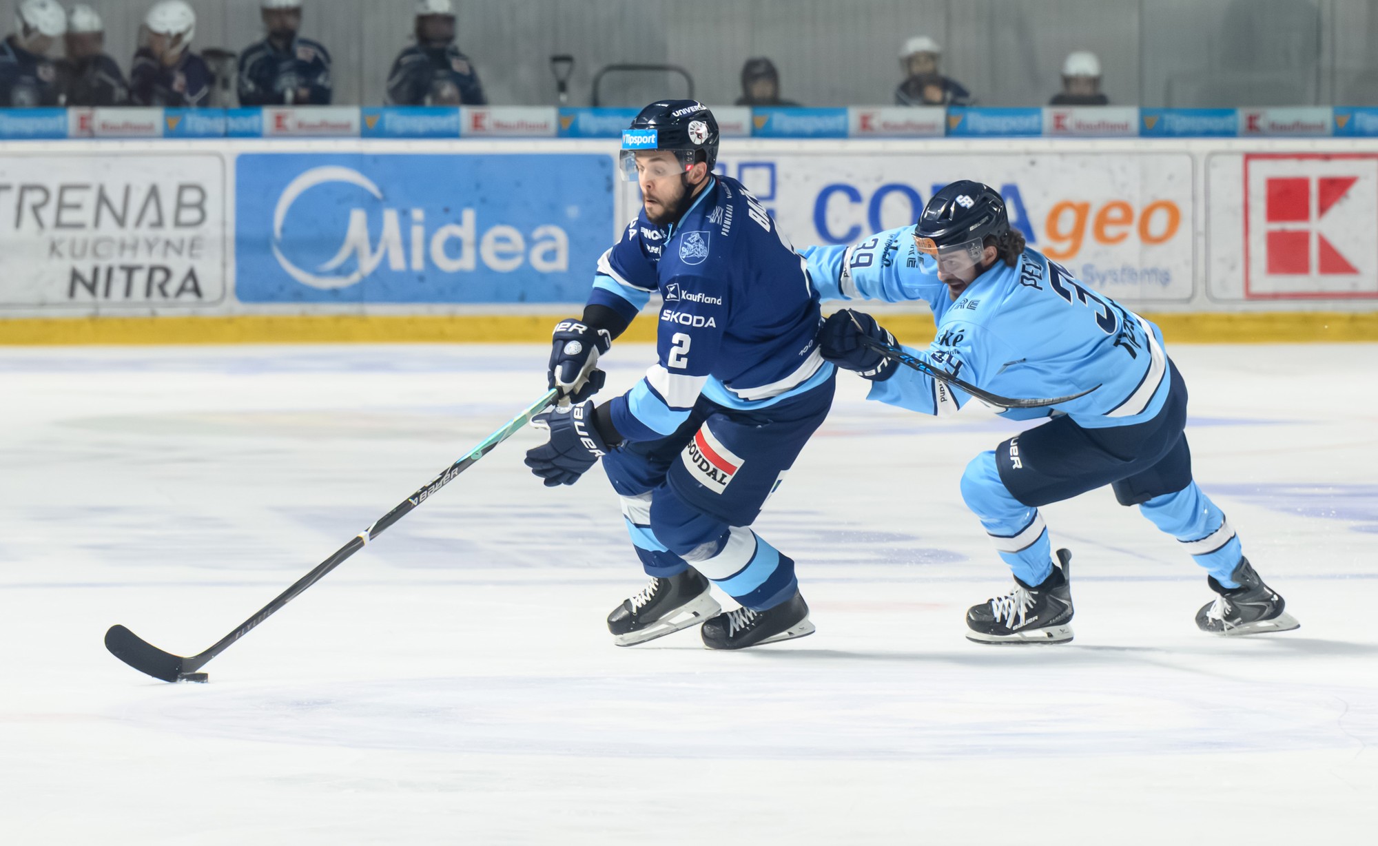 Matej Bača (Nitra) a Liam Pecararo (Slovan).