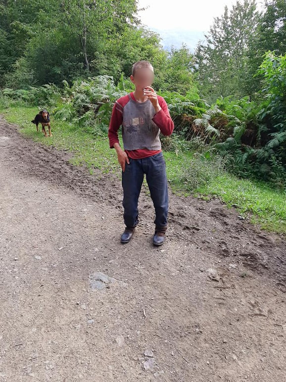 Devojčica  svakodnevno pomaže roditeljima u teškom poslu