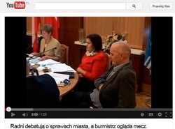 Zastępca burmistrza przyłapany. Na posiedzeniu rady oglądał ...