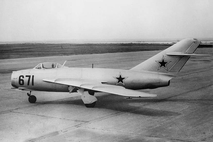 Radziecki myśliwiec MiG-15. Samoloty tego typu były głównym przeciwnikiem pilotów USAF w czasie wojny w Korei.