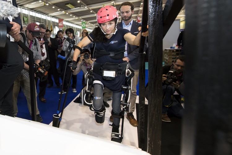 Opatentowany egzoszkielet opracowany przez zespół EPFL otwiera nowe możliwości dla osób z paraliżem, poruszających się na wózkach inwalidzkich. EPFL ma nadzieję, że ostatecznie wyprodukuje znacznie tańsze szkielety, które teraz kosztują od  80 tys. CHF do 150 tys. CHF za sztukę.
<br>
Poza egzoszkieletem na targach było dużo więcej praktycznych wynalazków, z dziedziny medycyny i zdrowia, energii i środowiska, technologie informatycznych i bezpieczeństwa.

 <br><br>fot. EPA / JEAN-CHRISTOPHE BOTT