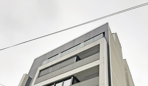 Čudna računica: Da ni dinar nije potrošio za hranu i plaćanje komunalija, Mladen Petković, dok je bio generalni direktor Krušika, sa platom koju je prijavio Agenciji za sprečavanje korupcije, nije mogao da uštedi više od 105.000 evra, a njegova porodica u međuvremenu je postala vlasnik nekoliko nekretnina, vrednih više od milion evra