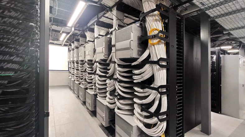 Mega Lab w budynku IGK1 – okablowanie serwerów z układami Gaudi