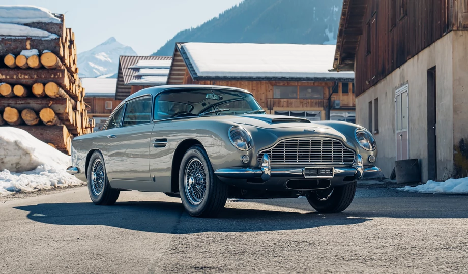 Kultowym autem Jamesa był oczywiście angielski, srebrno-szary Aston Martin DB5. 007 przemieszczał się nim w siedmiu filmach