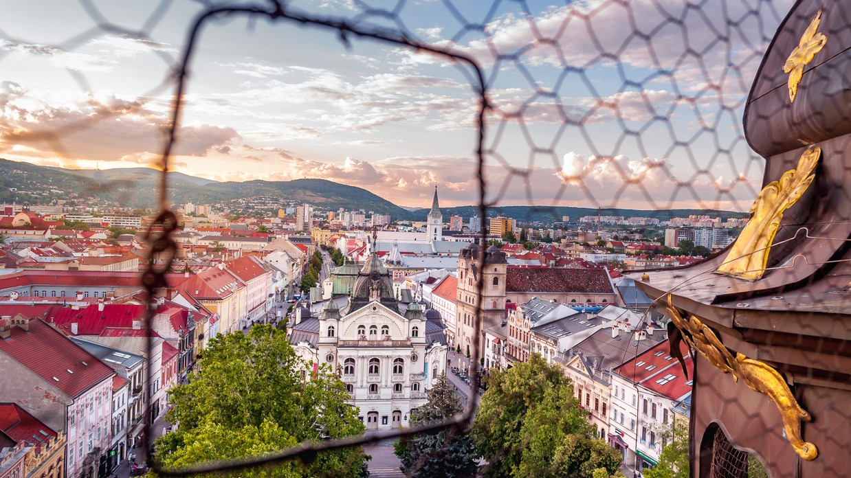 Úchvatný západ slnka nad Košickou hlavnou ulicou s panoramatickým výhľadom.