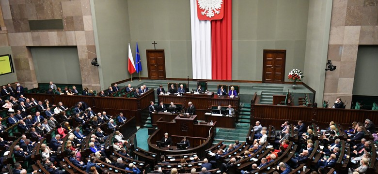 Opozycja kontra PiS. Jak wyglądałby podział mandatów? Najnowszy SONDAŻ