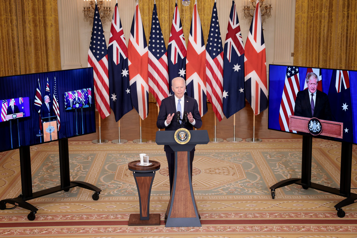 Prezydent USA Joe Biden ogłasza wspólną inicjatywę bezpieczeństwa w rejonie Pacyfiku z ówczesnymi premierami Australii Scottem Morrisonem i Wielkiej Brytanii Borisem Johnsonem, wrzesień 2021 r.