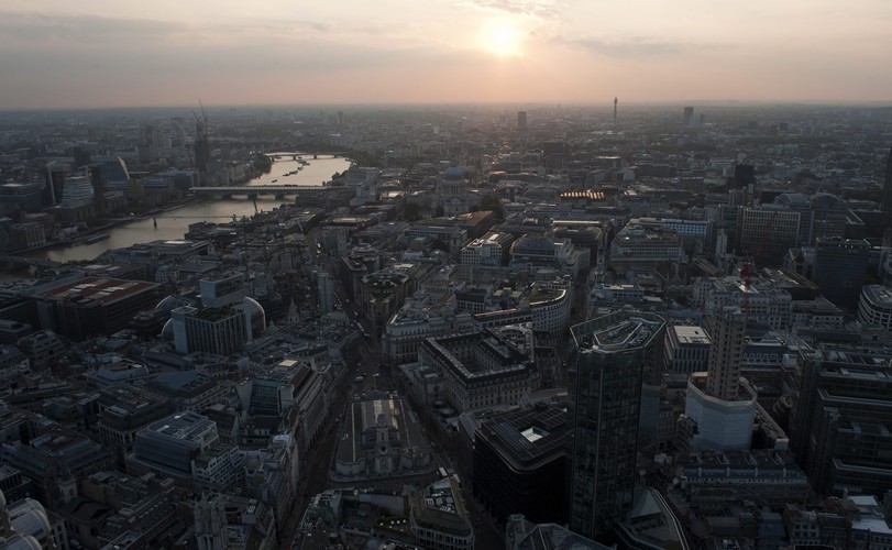 Tak wygląda panorama Londynu patrząc na kierunku St Paul Catherdral widziana z wieżowca Leadenhall Building zwanego także 'Cheesegrater 'ze względu na jego charakterystyczny kształt. Leadenhall Building jest jednym z najnowszych londyńskich wieżowców i znajduje się w sercu centrum finansowego Londynu. 
<br><br> fot. EPA / WILL OLIVER<br>Dostawca: PAP/EPA