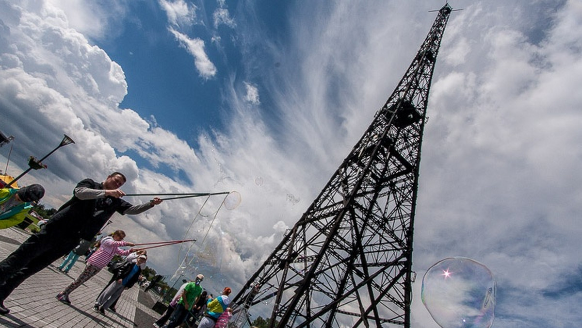 Radiostacja w Gliwicach została wpisana na listę pomników historii. Decyzję w tej sprawie ogłoszono dziś w pałacu prezydenckim w Warszawie. To szósty zabytek z województwa śląskiego, który znalazł się na tej liście. Radiostacja powstała w połowie lat 30. XX wieku i jest najbardziej charakterystycznym obiektem w Gliwicach. Licząca 111 metrów wieża uznawana jest za jedną z najwyższych tego typu drewnianych budowli na świecie.