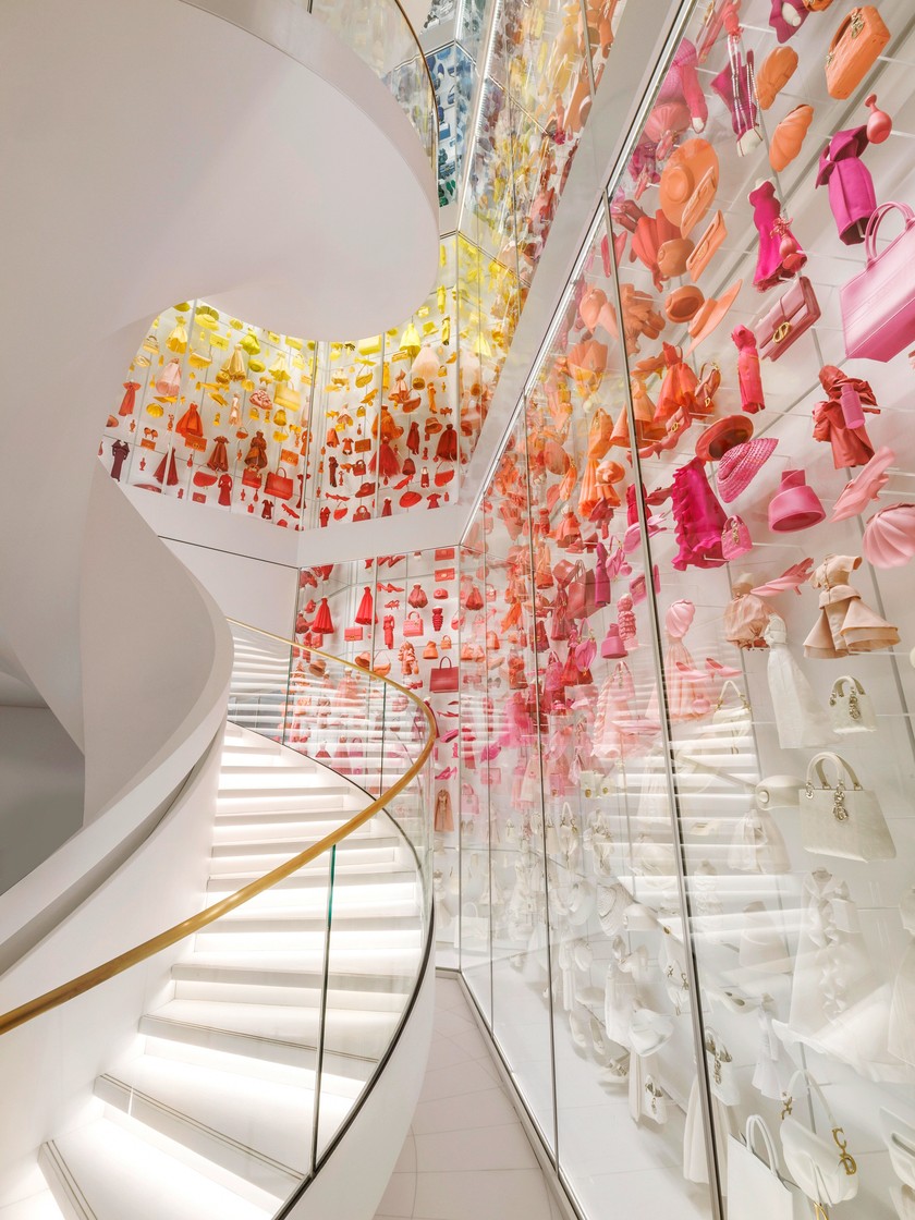 DIOR-REGENBOGEN Die schwebende Wendeltreppe führt vom Eingang in den dritten Stock, dem Start des Rundgangs.