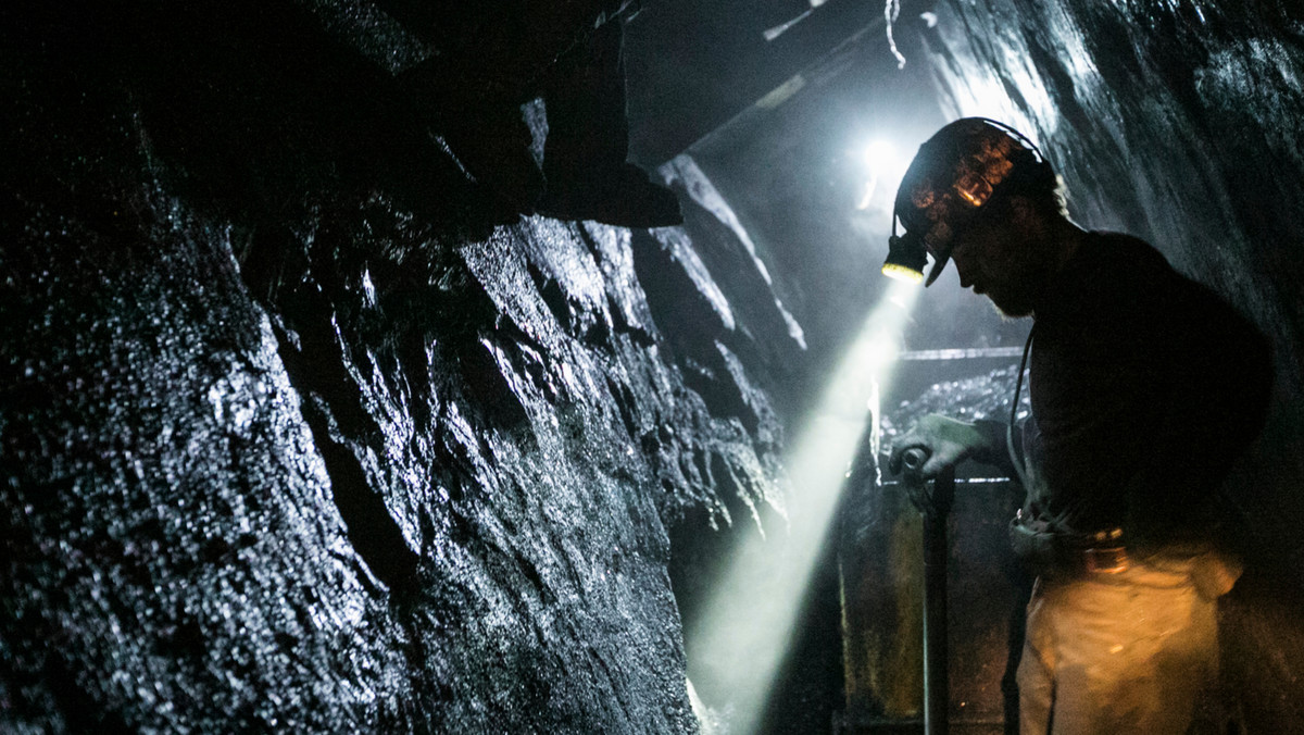 Wznawianie wydobycia węgla w kopalniach, które musiały wstrzymać eksploatację z powodu rozprzestrzeniania się koronawirusa wśród pracowników, będzie następować stopniowo i potrwa od kilku do kilkunastu dni - szacują przedstawiciele spółek węglowych.