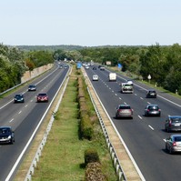 Fuldokló unokája miatt állt le az M7-esen, 100 ezerre büntették a nagymamát