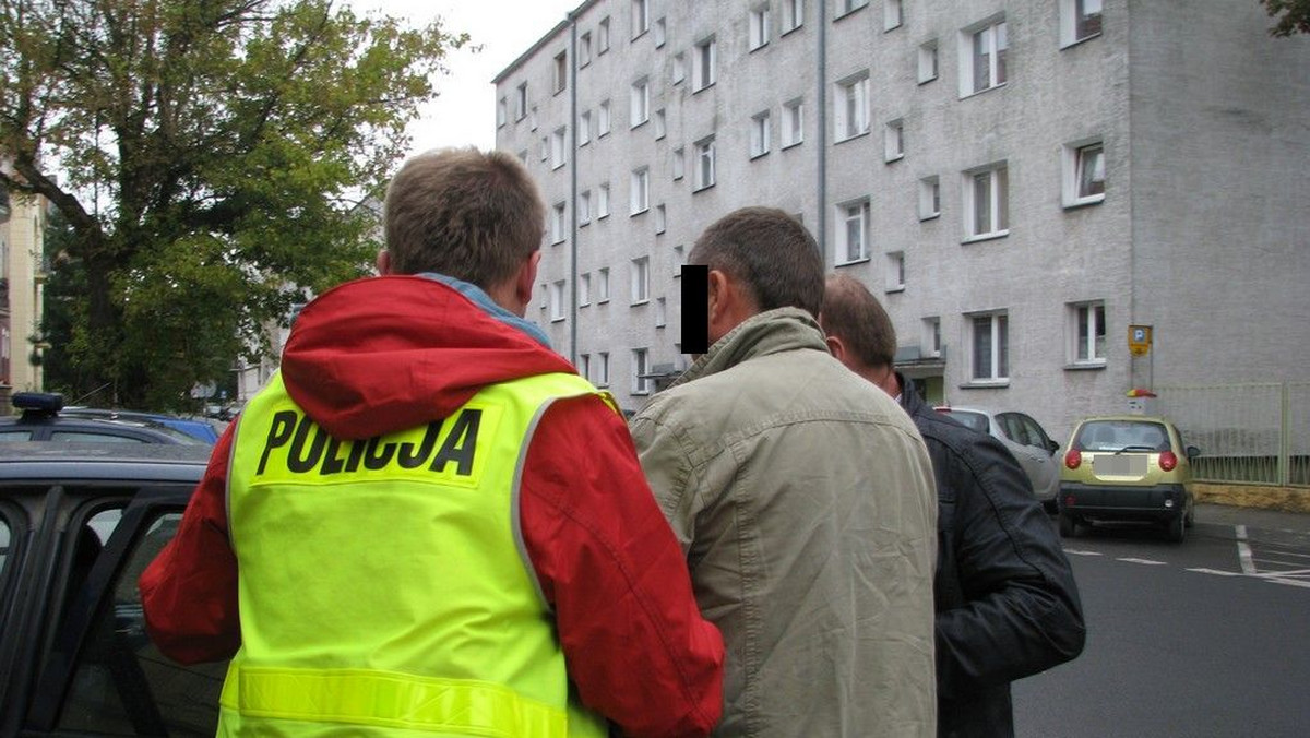 Policjanci z Głuchołaz zatrzymali mężczyzn podejrzanych o rozbój w placówce bankowej w mieście. 39 i 35-latka sąd tymczasowo aresztował na trzy miesiące. Wobec trzeciego z mężczyzn prokurator zastosował policyjny dozór. Wszyscy są mieszkańcami powiatu nyskiego. Grozi im do dwunastu lat więzienia.