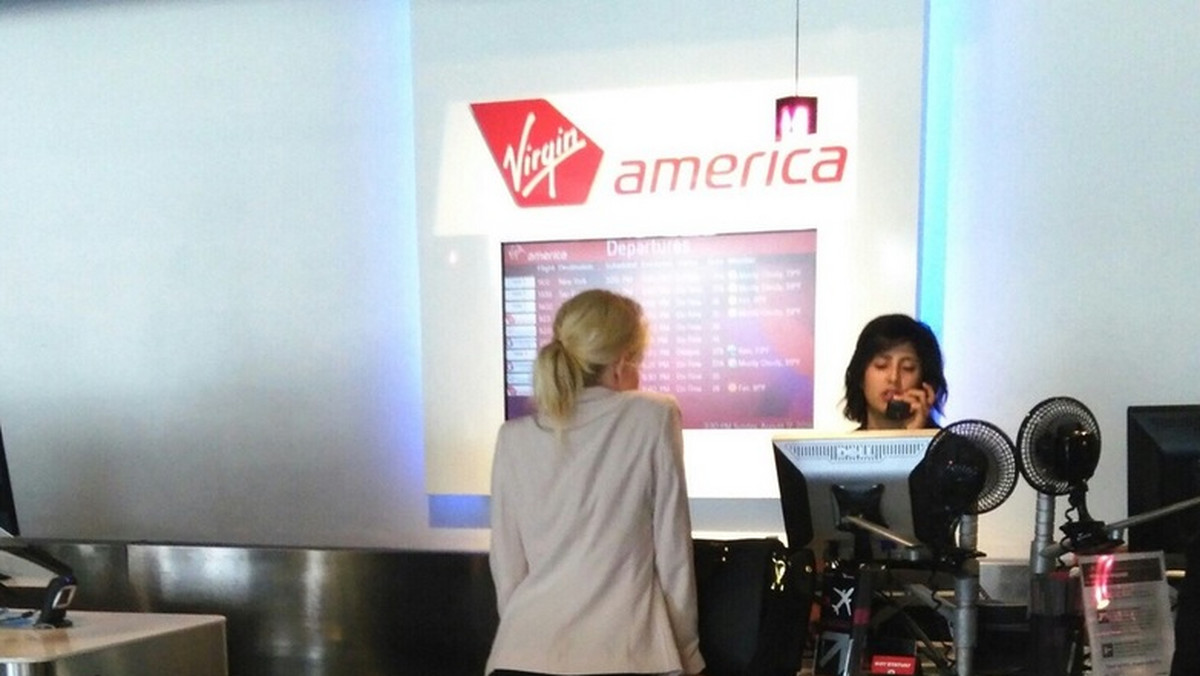 Do dosyć niezwykłego incydentu doszło na jednym z amerykańskich lotnisk. Młoda Amerykanka zgłosiła się do odprawy na lot obsługiwany przez linie Virgin America bez spodni i od razu wzbudziła sensację i zaciekawienie wśród innych oczekujących na swój lot.