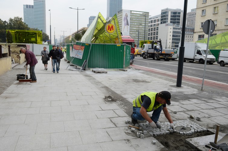 Ostatnie prace budowlane i porządkowe na ulicy Świętokrzyskiej w Warszawie, 30 bm. Dziś wieczorem ulice: Świętokrzyska, Prosta oraz Sokola zostaną otwarte. Przebudowa ulic przebiegających nad centralnym odcinkiem II linii metra, trwała od 2010 r. (5) <br><br> (mgo) PAP/Jacek Turczyk