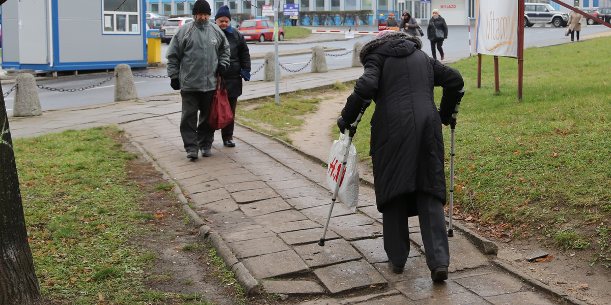 Opłakany stan chodników przy Szpitalu Bródnowskim 