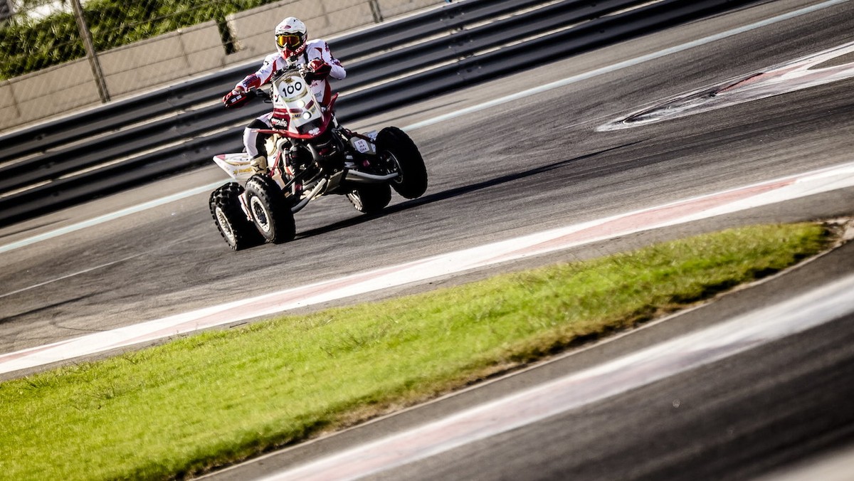 Dla quadowców i motocyklistów prolog Abu Dhabi Desert Challenge miał być czystą przyjemnością, bo organizatorzy nie zdecydowali się nawet na pomiar czasu. Mimo to, jak zapewnia Rafał Sonik, nikt nie odpuszczał. - Każdy cisnął ile mógł, ale my nie jesteśmy od jazdy na torze. My jesteśmy terenowe chłopaki – śmiał się krakowianin.