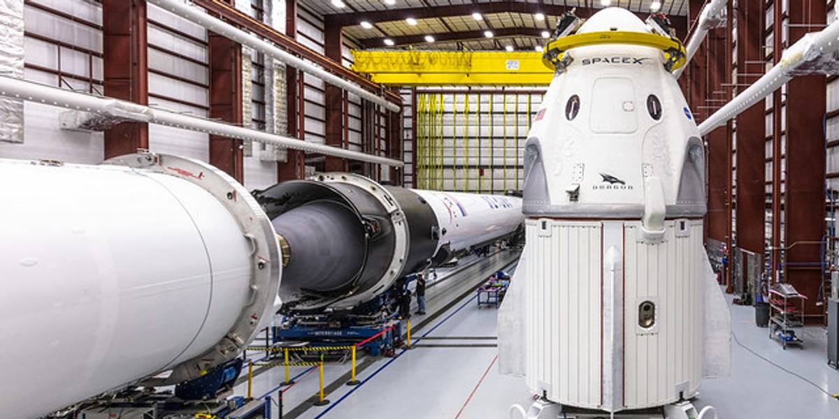 SpaceX i Boeing dostały od NASA 6,8 mld dol. na stworzenie rakiet i kapsuł załogowych, które będą w stanie wynieść w kosmos astronautów z amerykańskiej ziemi. Firma Elona Muska ma tego dokonać jeszcze w tym roku, najprawdopodobniej latem.