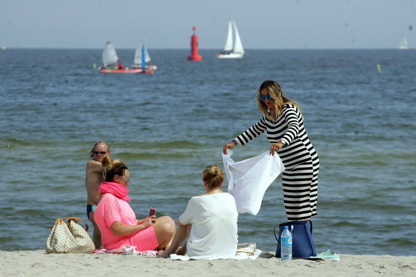 Karolina Szostak na plaży