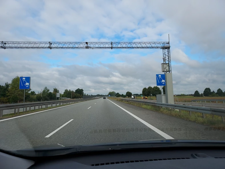 Początek i koniec odcinkowego pomiaru prędkości na drodze S7 pomiędzy Radomiem i Warszawą