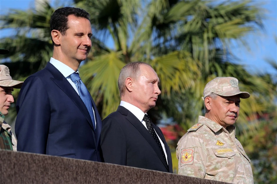 Bašar al Asad, Vladimir Putin i Sergej Šojgu u poseti vazdušnoj bazi kod Latakije u Siriji u decembru 2017.