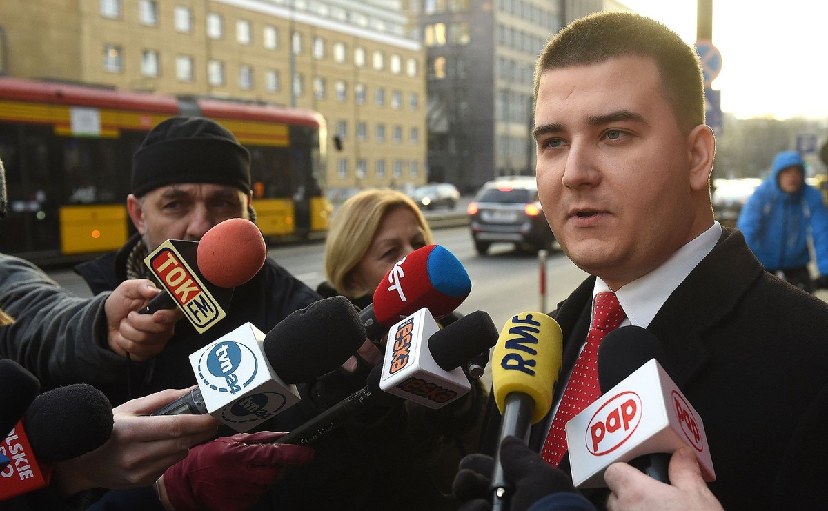 Bartłomiej Misiewicz podczas konferencji prasowej pod siedzibą Centrum Eksperckiego Kontrwywiadu NATO w Warszawi