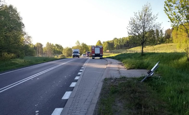 Wypadek na DK 51 pod Olsztynem. Kierowca audi uderzył w znak i zatrzymał się na łące [ZDJĘCIA]