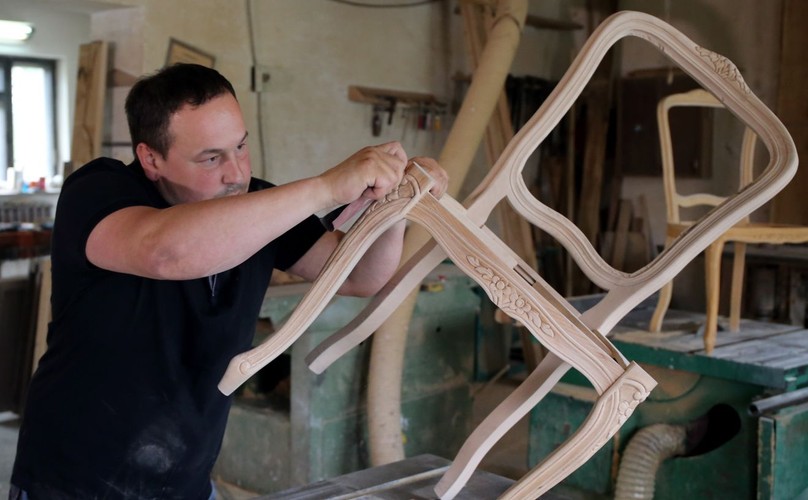 W warsztacie stolarskim Krzysztofa Gaury powstają meble, które będą stanowić wyposażenie apartamentu papieskiego podczas Światowych Dni Młodzieży