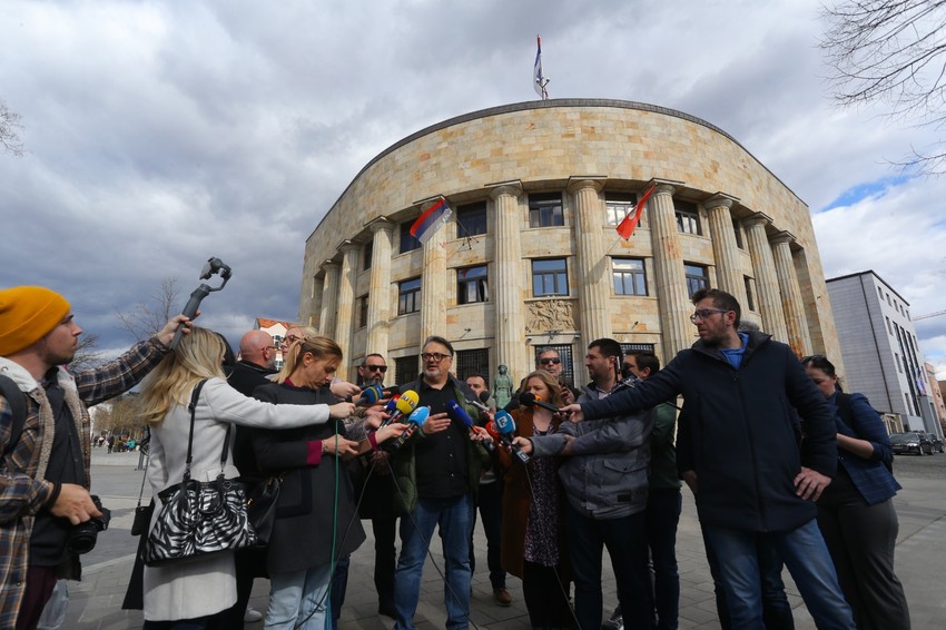 Nikola Morača s novinarima ispred Palate Republike