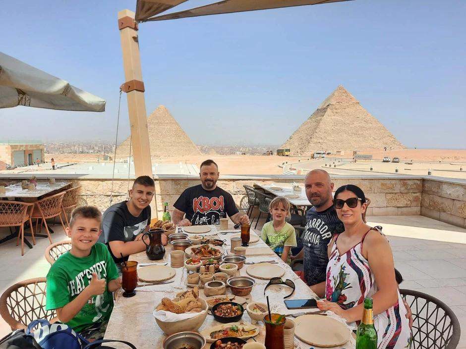 Restoran s pogledam na piramide - neprocenjivo!