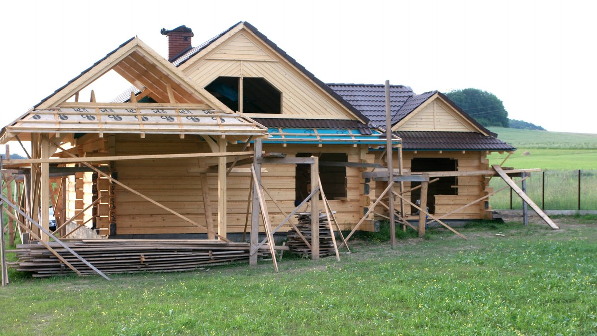 W Warszawie stoją jeszcze domy z drewna, w których nadal żyją ludzie. Choć budynki mają plastikowe okna, to zazwyczaj są ogrzewane piecami - ujawnia "Życie Warszawy".