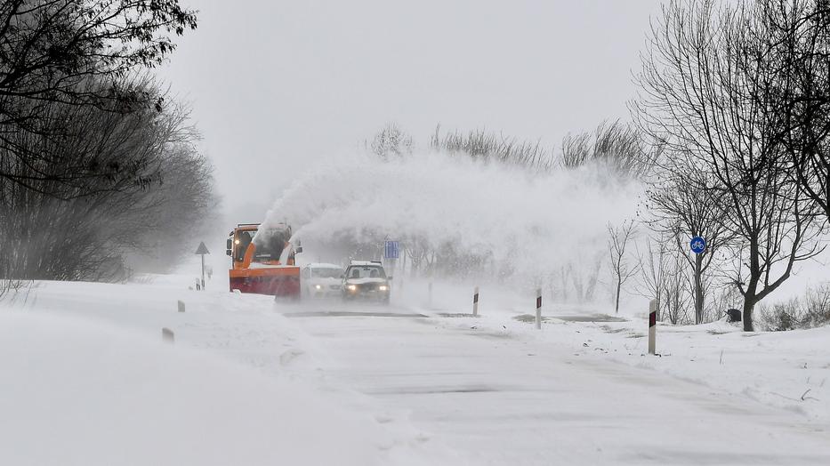 Hajdúnánás és Hajdúdorog között hófúvás nehezítette a közlekedést vasárnap / Fotó: MTI - Czeglédi Zsolt
