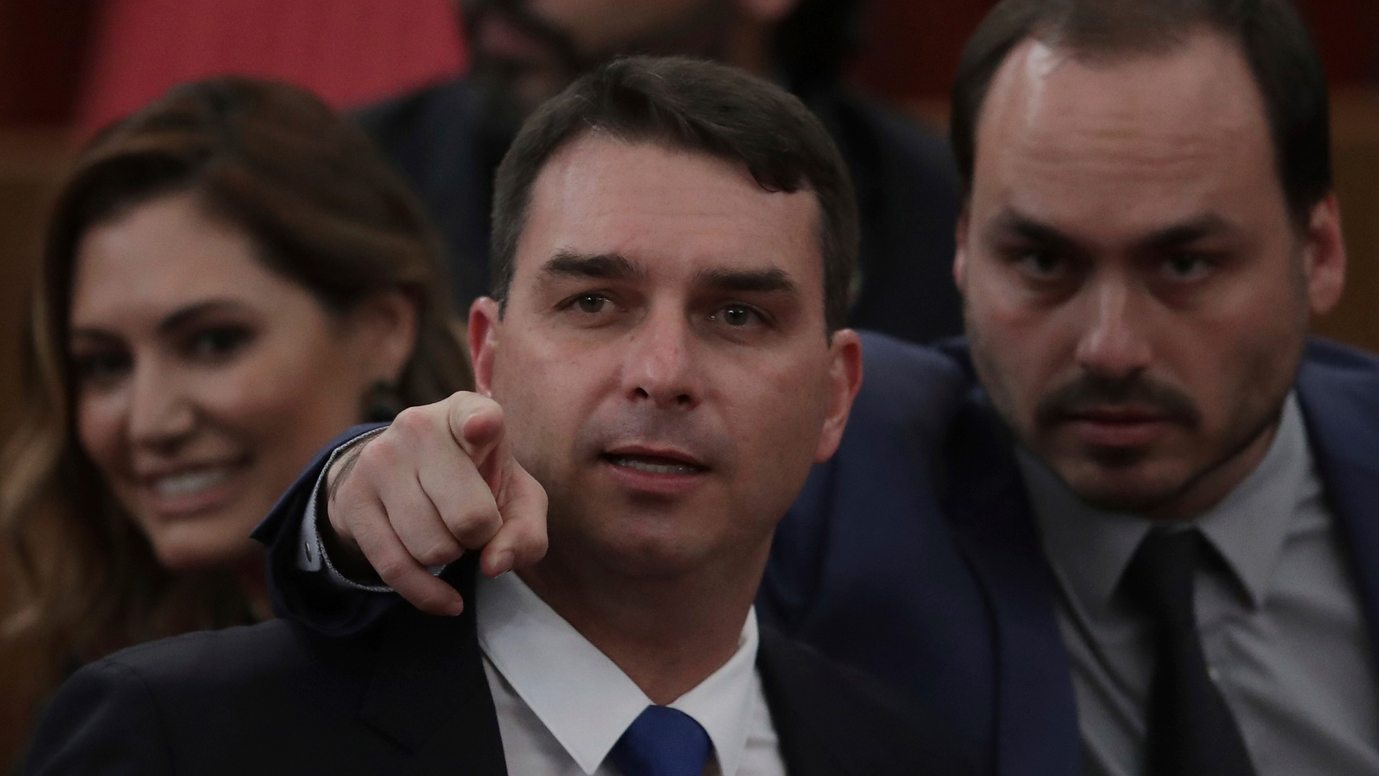 Flavio Bosonaro (uprostred) a Carlos Bolsonaro, synovia brazílskeho prezidenta-elekta Jaira Bolsonara.