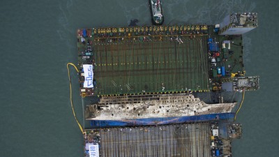 South Korea attempts to salvage the sunken Sewol ferry