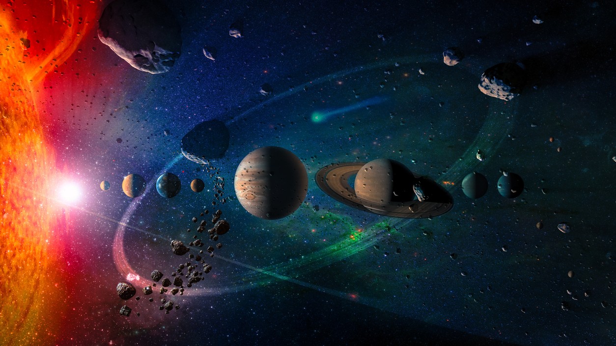 Umelecká vizualizácia Slnečnej sústavy s planétami na pozadí hviezdneho vesmíru. Nové vedecké simulácie naznačujú, že gravitačné pôsobenie okolitých hviezd môže v priebehu miliárd rokov narušiť stabilitu planetárnych dráh a v extrémnych prípadoch viesť až k vypudeniu niektorých planét zo Slnečnej sústavy. (Ilustračný obrázok)