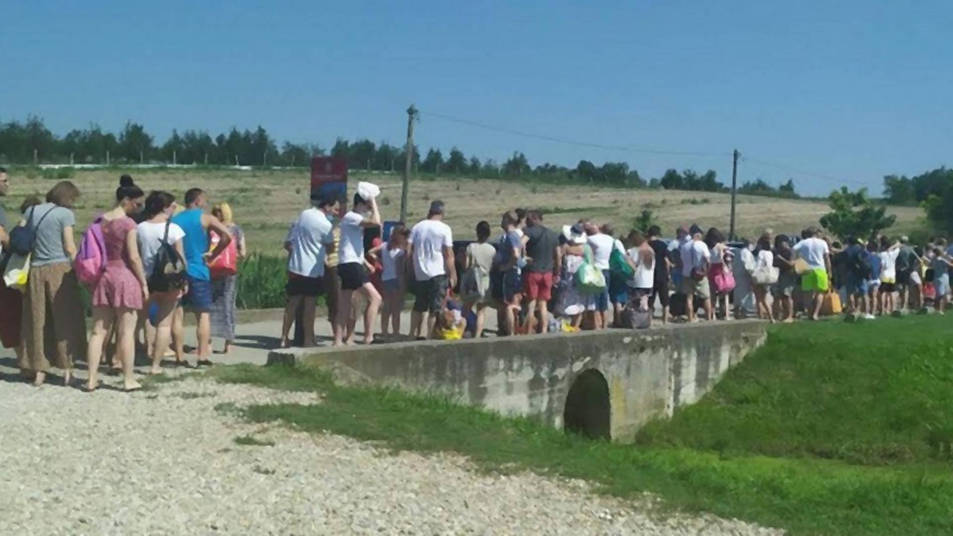Najtraženija turistička lokacija u Srbiji i ovog vikenda je roze jezero: ljudi satima čekaju u redu da bi se kupali