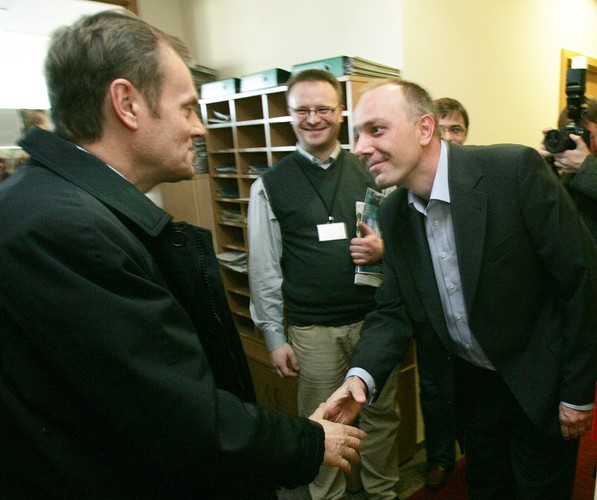 Premier Tusk wita się z redaktorem naczelnyn 'Faktu' Grzegorzem Jankowskim