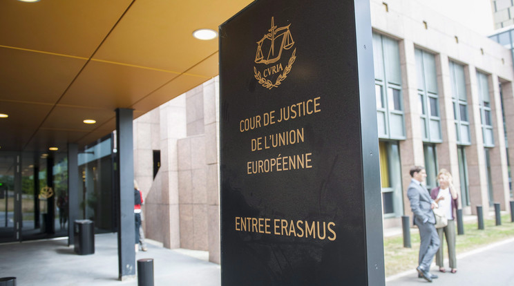 A képen az Európai Unió Bíróságának, a Curiának a bejárata Luxembourgban / Fotó: MTI EPA