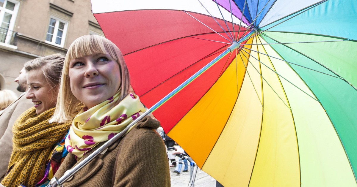 Apaszka zamiast szala – sposób na wiosenną elegancję