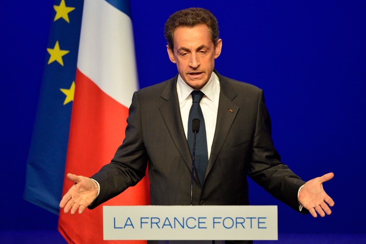 Nicolas Sarkozy przemawia do swoich zwolenników